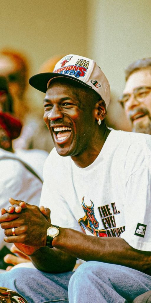 Jogador Michael Jordan sorrindo 