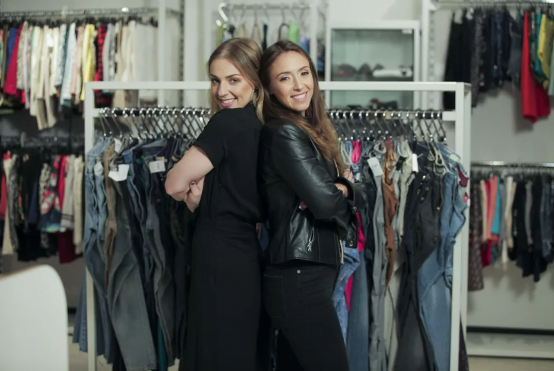 Juntas pela moda circular, as sócias Julia e Gabriella Wolff na loja Daz Roupaz. 
