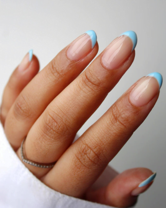 Unha francesinha estilo blueberry milk nails. 
