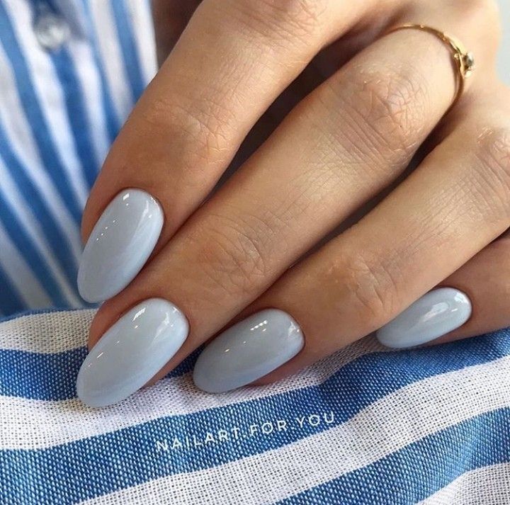 mirtilo ou blueberry milk nails a nova tendência entre as famosas. 