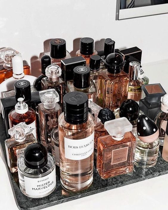 Perfumes importados sendo organizados. 