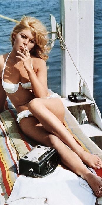 Brigitte Bardot de biquíni. 