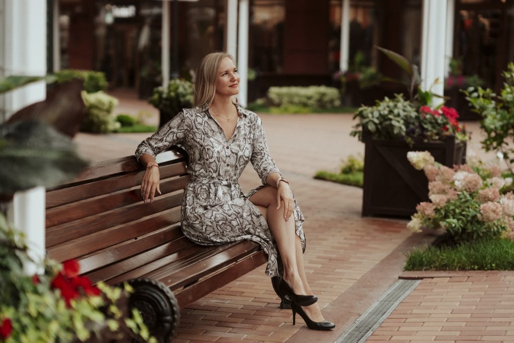 Uma mulher madura muito bonita sentada no banco relaxada