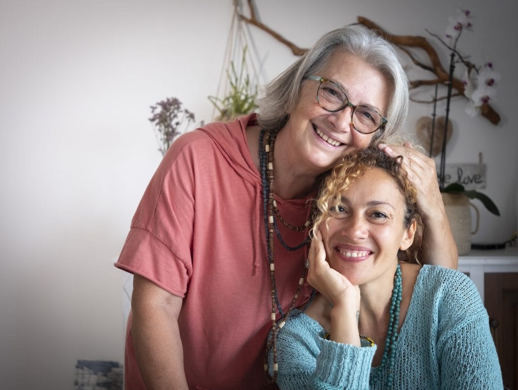Duas mulheres fofas, de diferentes idades, se divertindo juntas sorrindo. Conceito de pessoas felizes