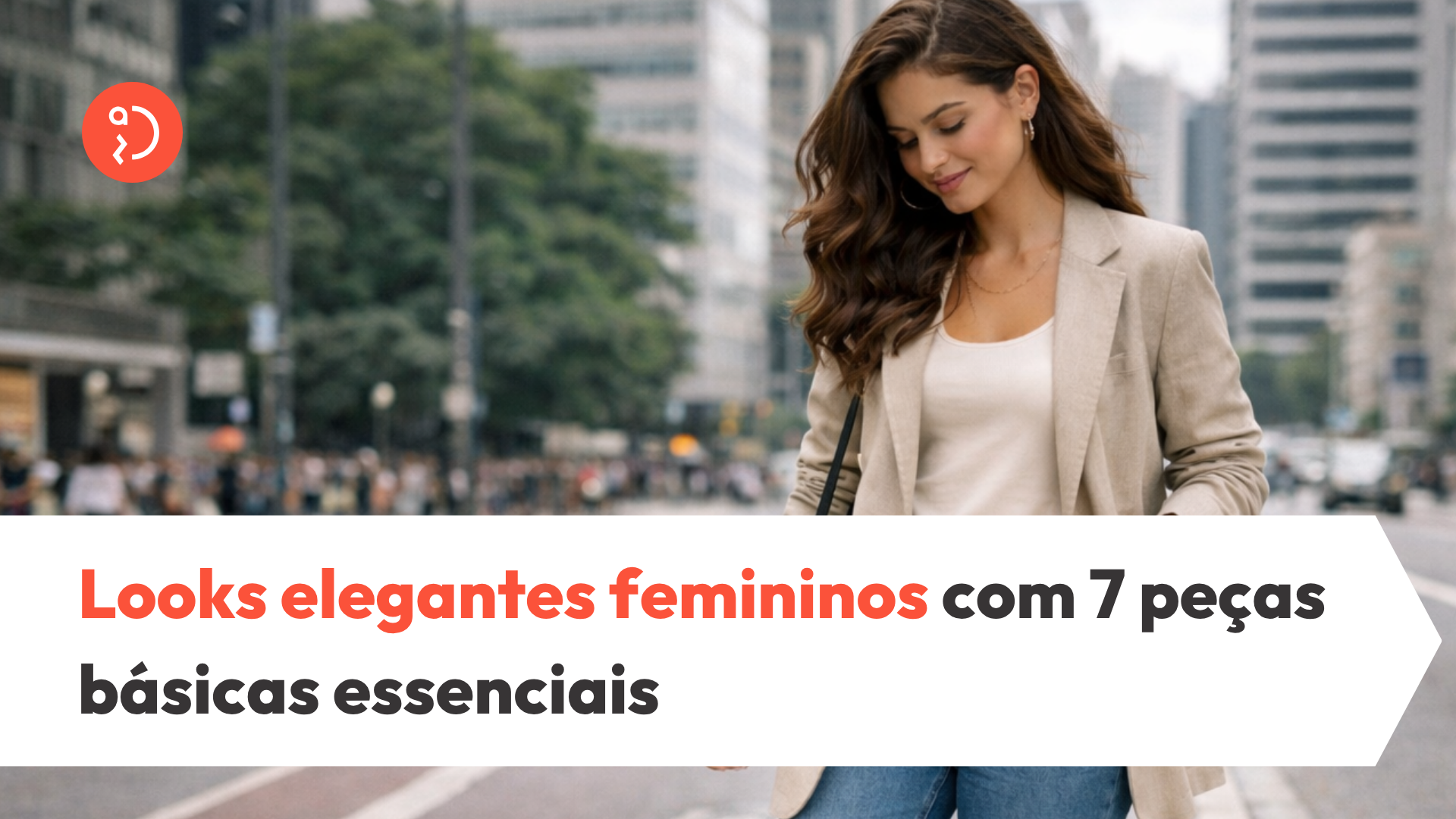 Mulher de blazer bege andando na cidade, sorrindo. Texto: Looks elegantes femininos com 7 peças básicas essenciais. Contexto urbano.