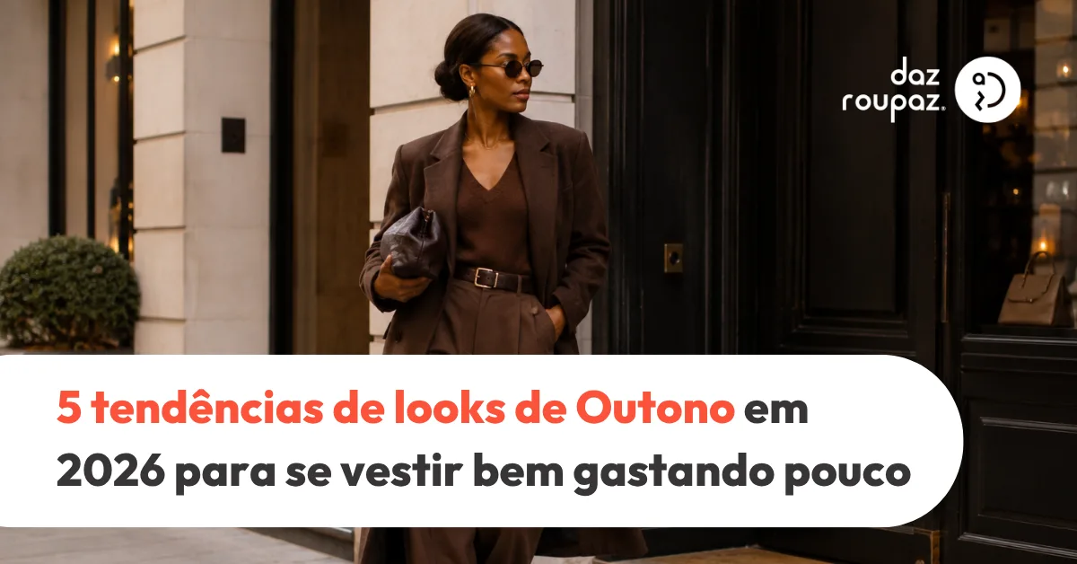 Mulher negra usando produção monocromática em tons terrosos, com alfaiataria sofisticada em marrom chocolate e estética quiet luxury, representando uma tendência elegante e minimalista de looks de outono em cenário urbano com o título escrito em destaque "5 tendências de looks de Outono em 2026 para se vestir bem gastando pouco"