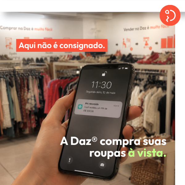 Mulher segurando o celular na mão com a mensagem de texto dizendo que o PIX foi recebido após vender roupas usadas no brechó Daz roupaz.